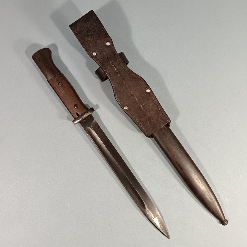 BAIONNETTE ALLEMANDE 98K FOURREAU ET BAIONNETTE MEME NUMERO DATE 1943 AVEC SON CUIR DATE 1937